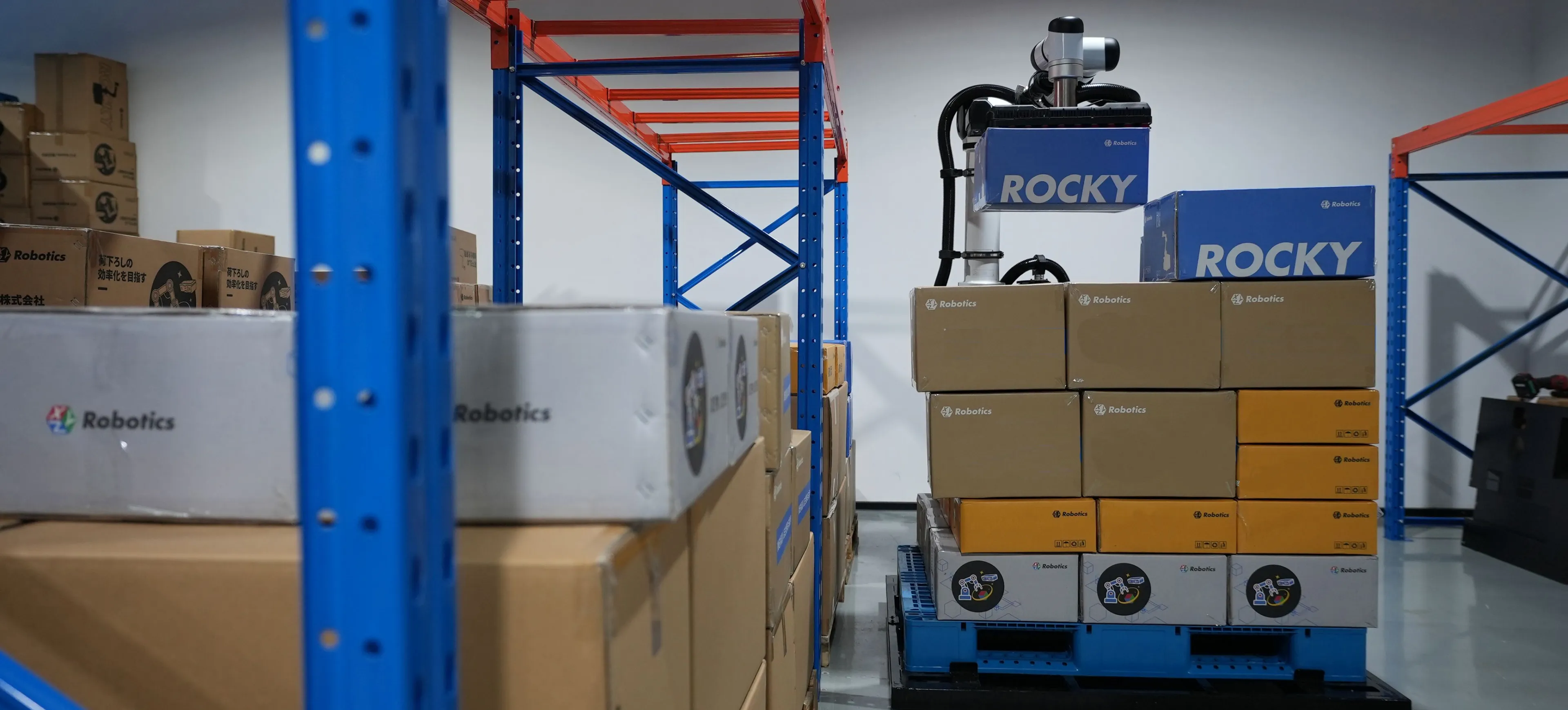 RockyLight移动操作机器人在仓库中进行混码和拆垛